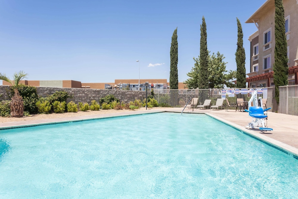 Hawthorn Suites By Wyndham Victorville 5/33