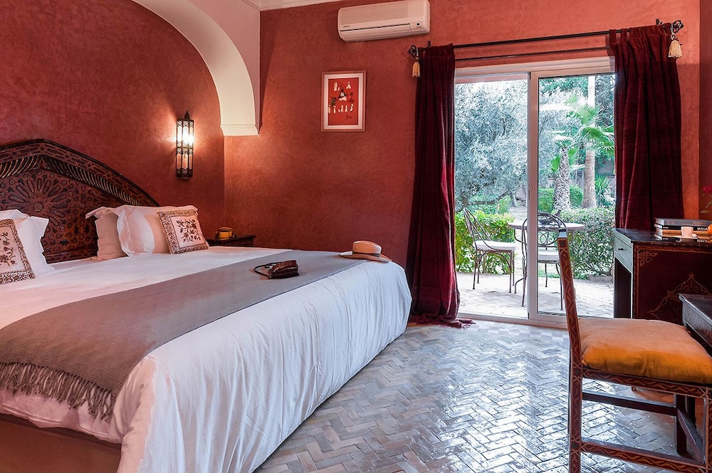 SUPERIOR, DOUBLE OR TWIN BED