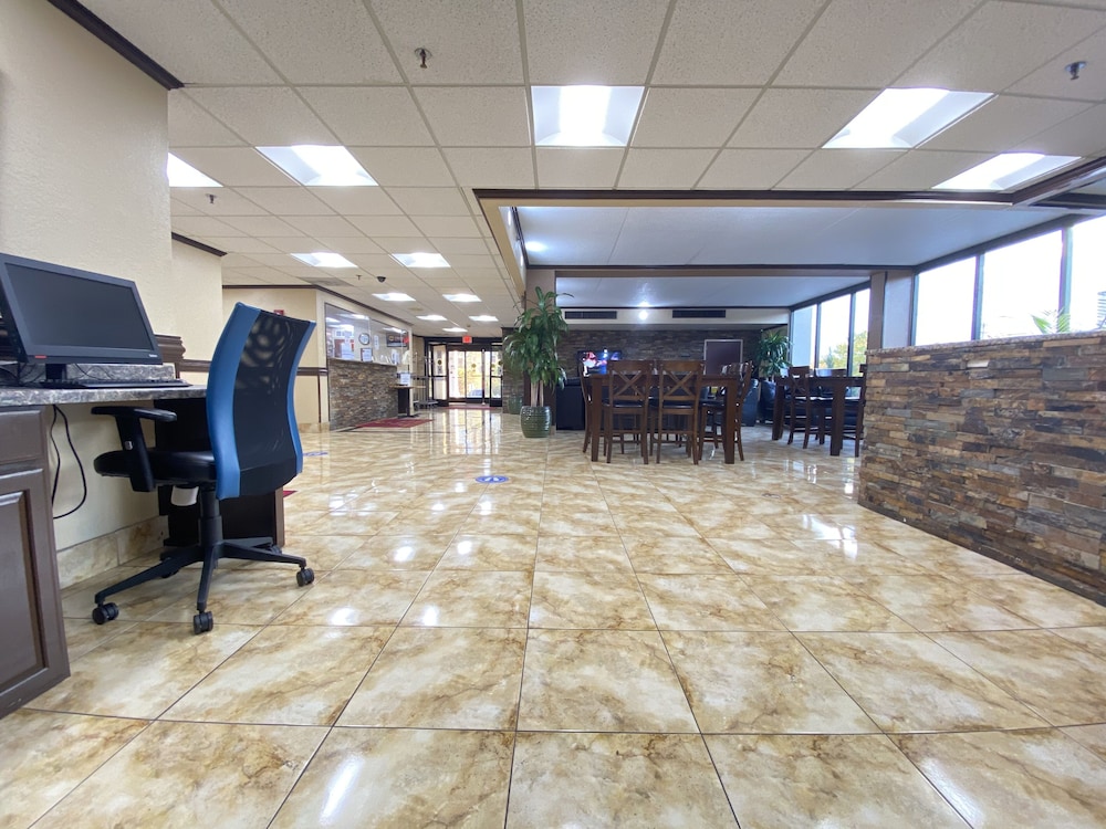 Clarion Inn and Suites Grand Rapids Airport 5/63