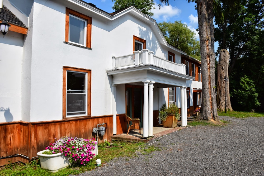 The Lake House Townhouses thumb 4