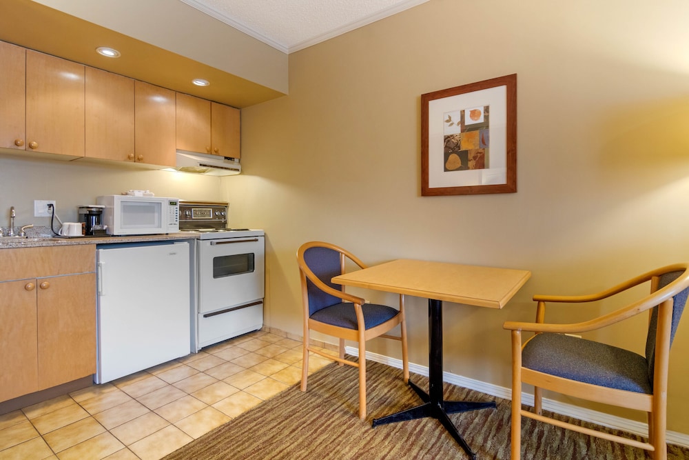 Econo Lodge Inn & Suites North Vancouver 41/52
