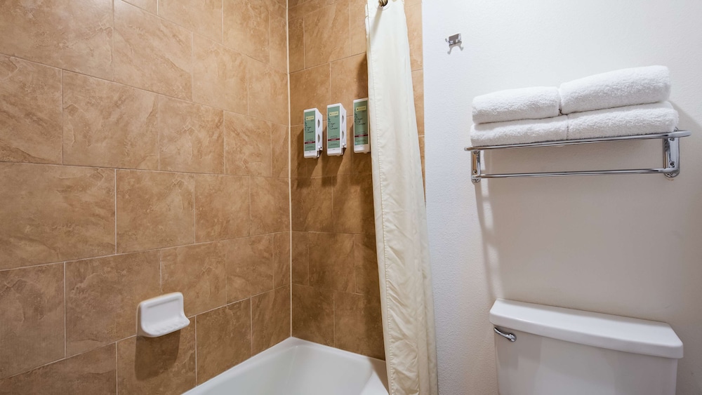 غرفة قياسية بسرير كوين، Best Western Discovery Inn 7/7