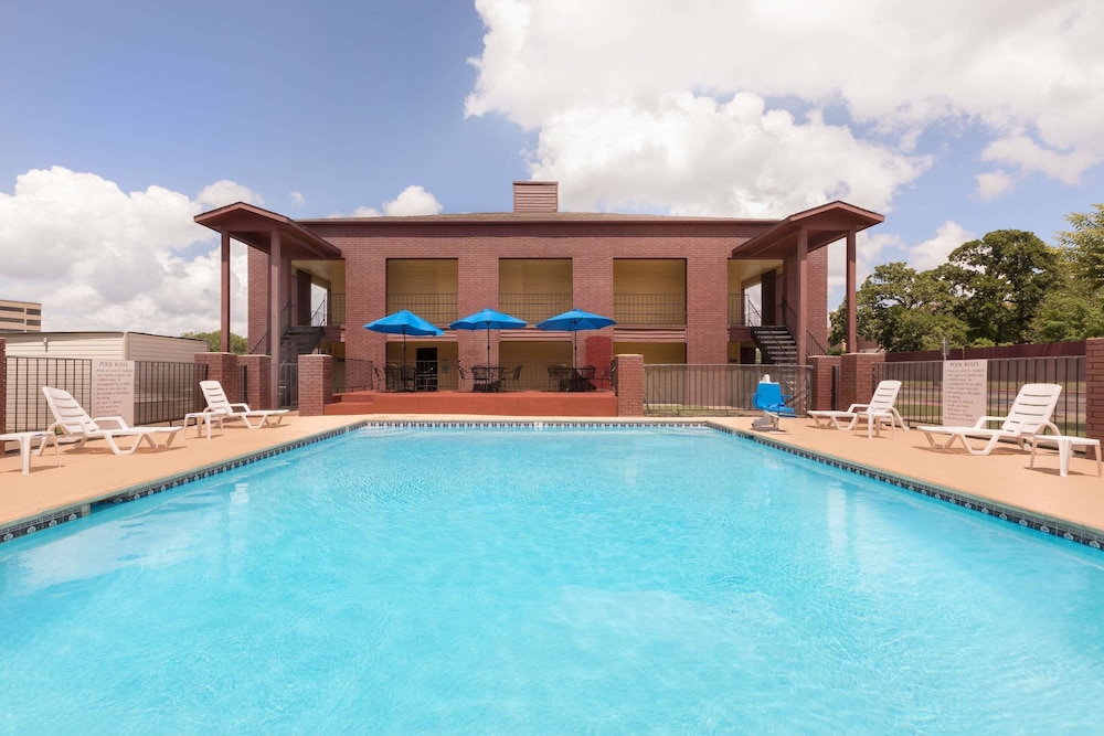 Days Inn By Wyndham College Station University Drive image