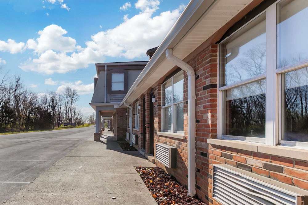 HomeTowne Studios Georgetown - Lexington North 37/49
