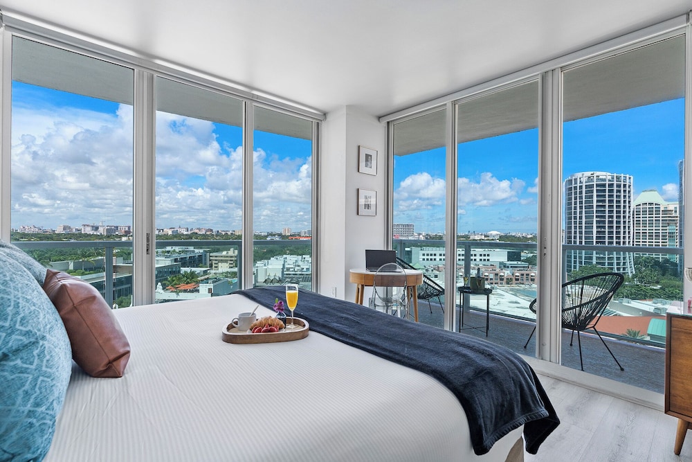 DELUXE, STUDIO, SUITE, CITY VIEW, KITCHENETTE