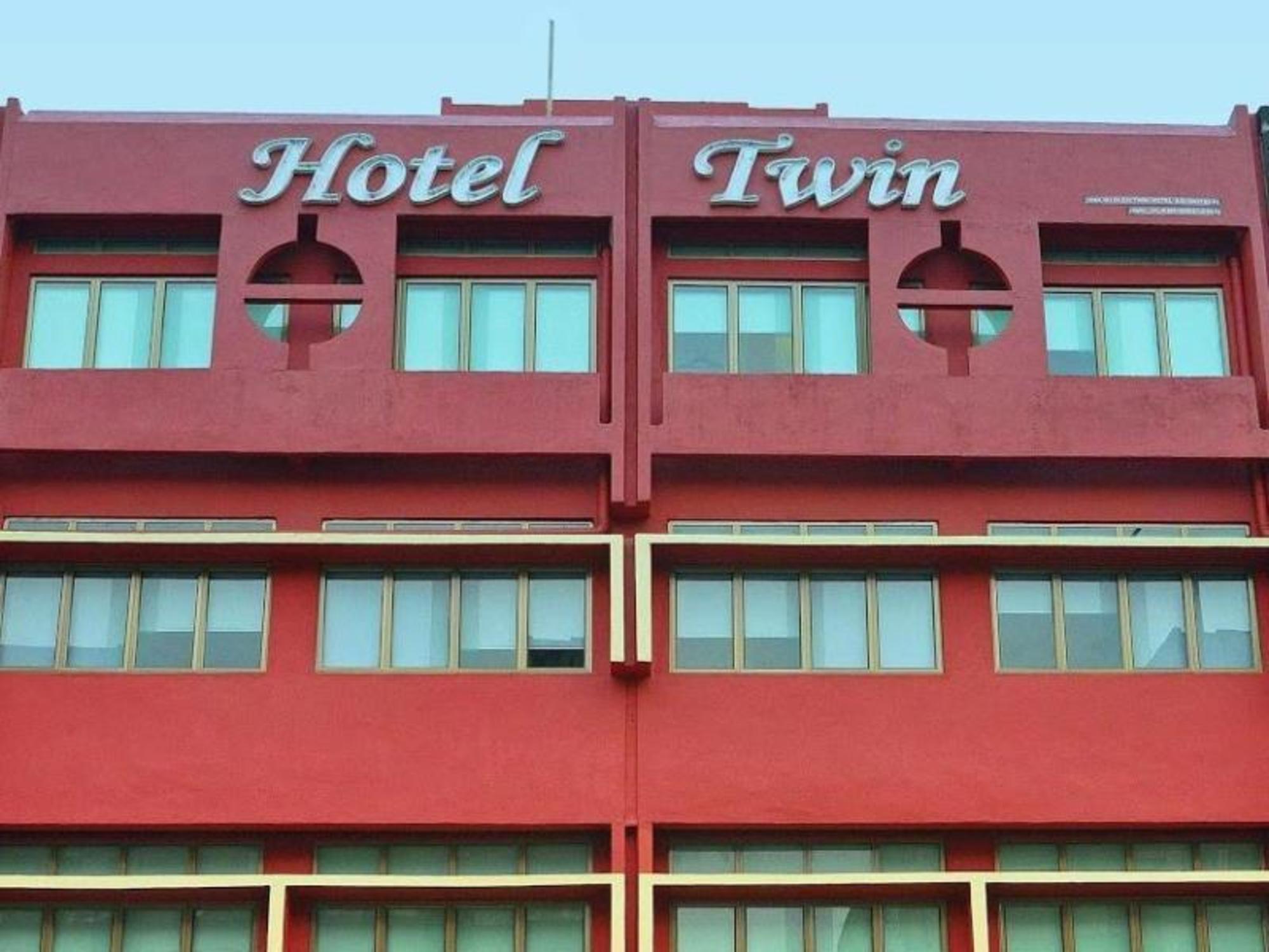 Twin Hotel 1/50
