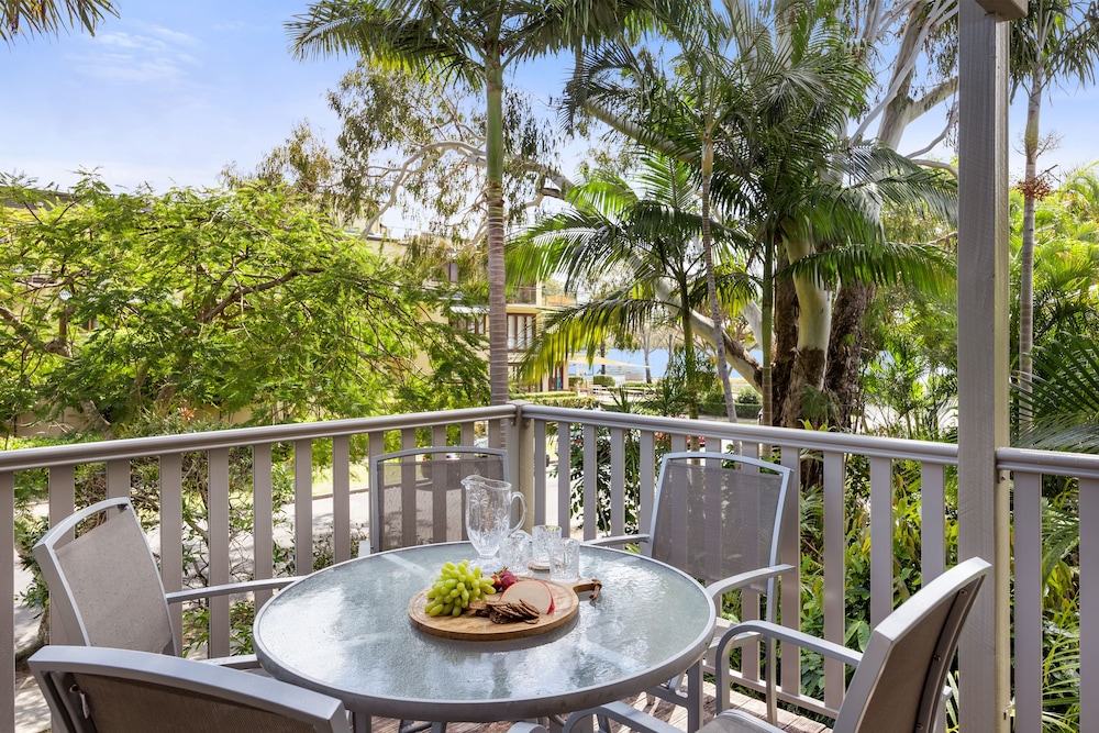 NOOSA OUTRIGGER BEACH RESORT 57/73