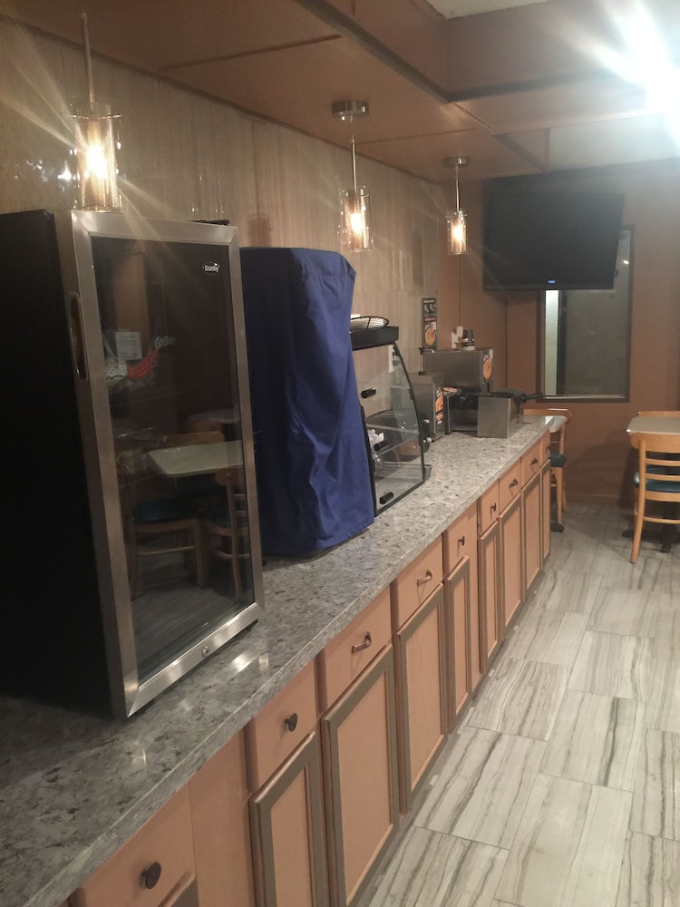 Travelodge By Wyndham Battle Creek 5/18