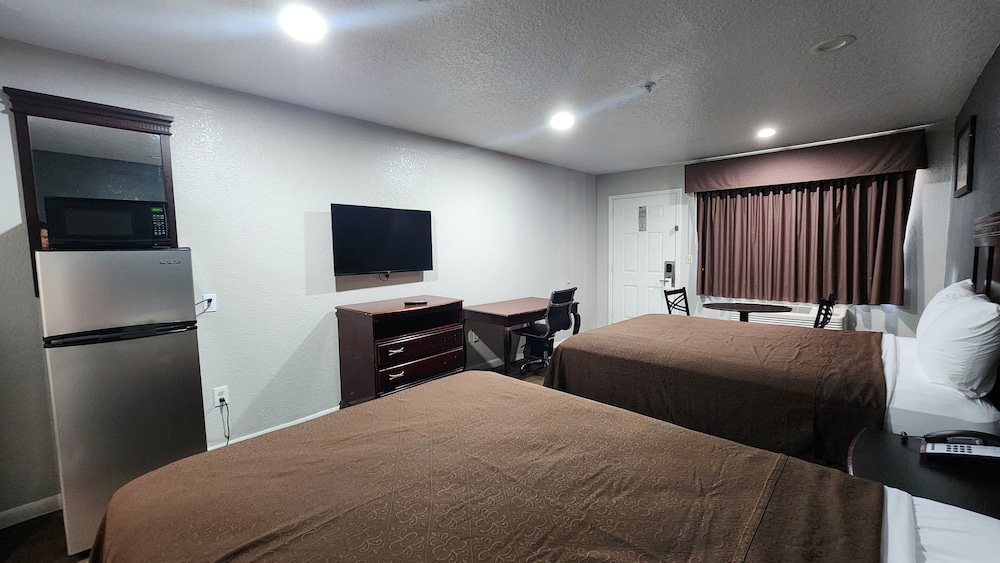DELUXE, 2 QUEEN BEDS, SMOKING