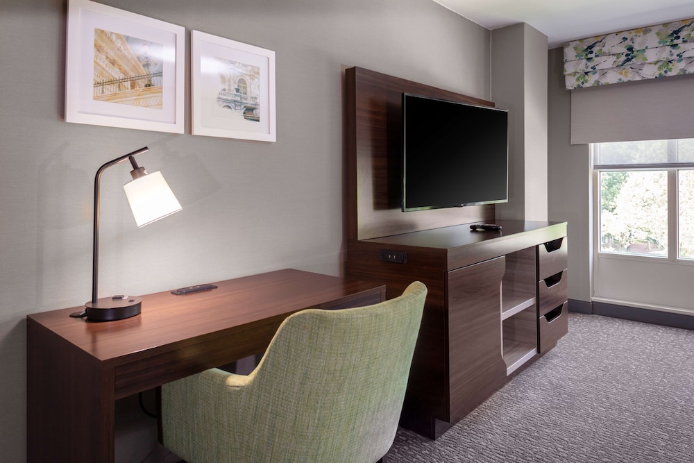 Hampton Inn & Suites Arlington Crystal City DCA 61/64