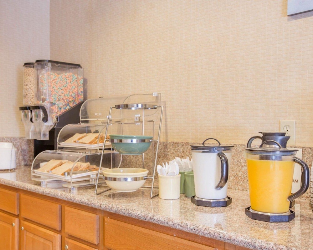 Econo Lodge Inn & Suites Lodi 26/28