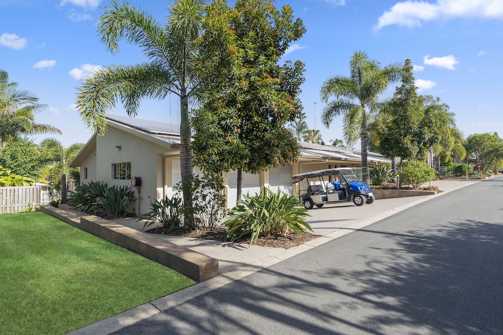 ASHMORE PALMS HOLIDAY VILLAGE 75/78