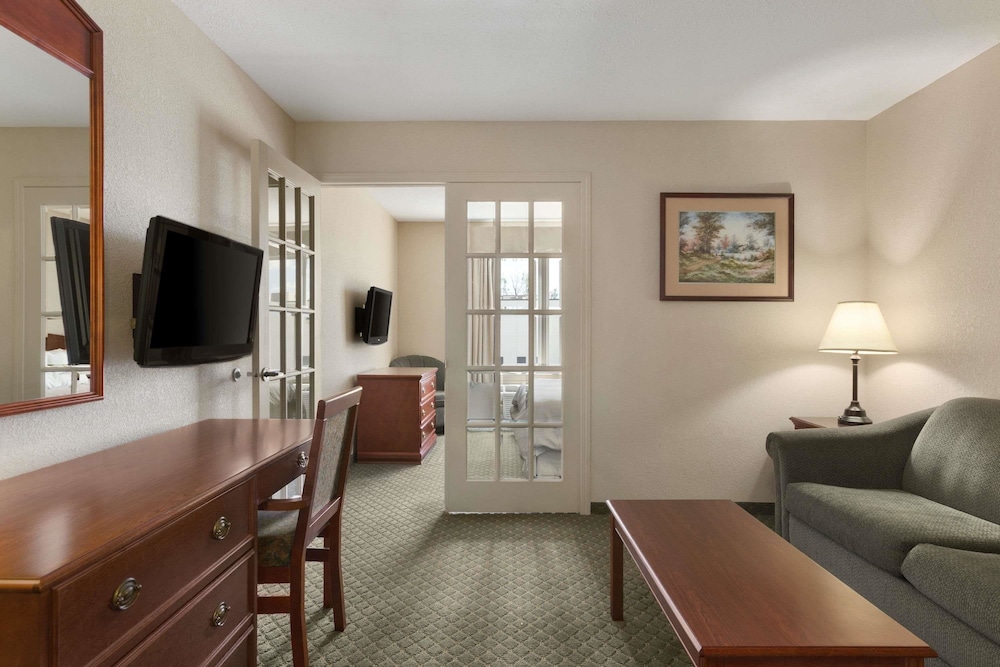 Days Inn & Suites by Wyndham Winkler 26/43