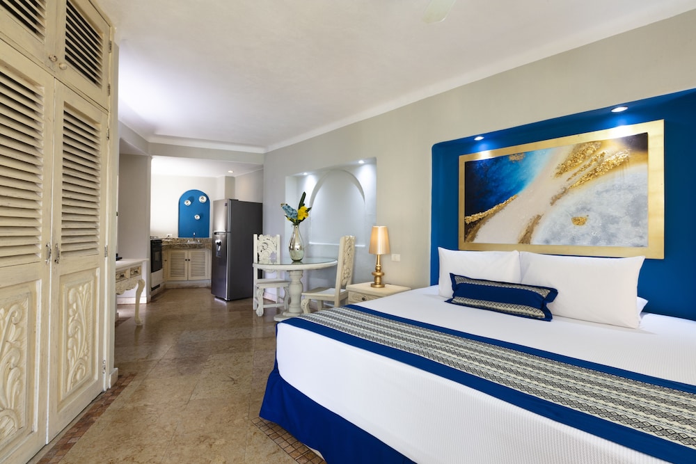 LUSH, KING BED, PARTIAL BAY VIEW