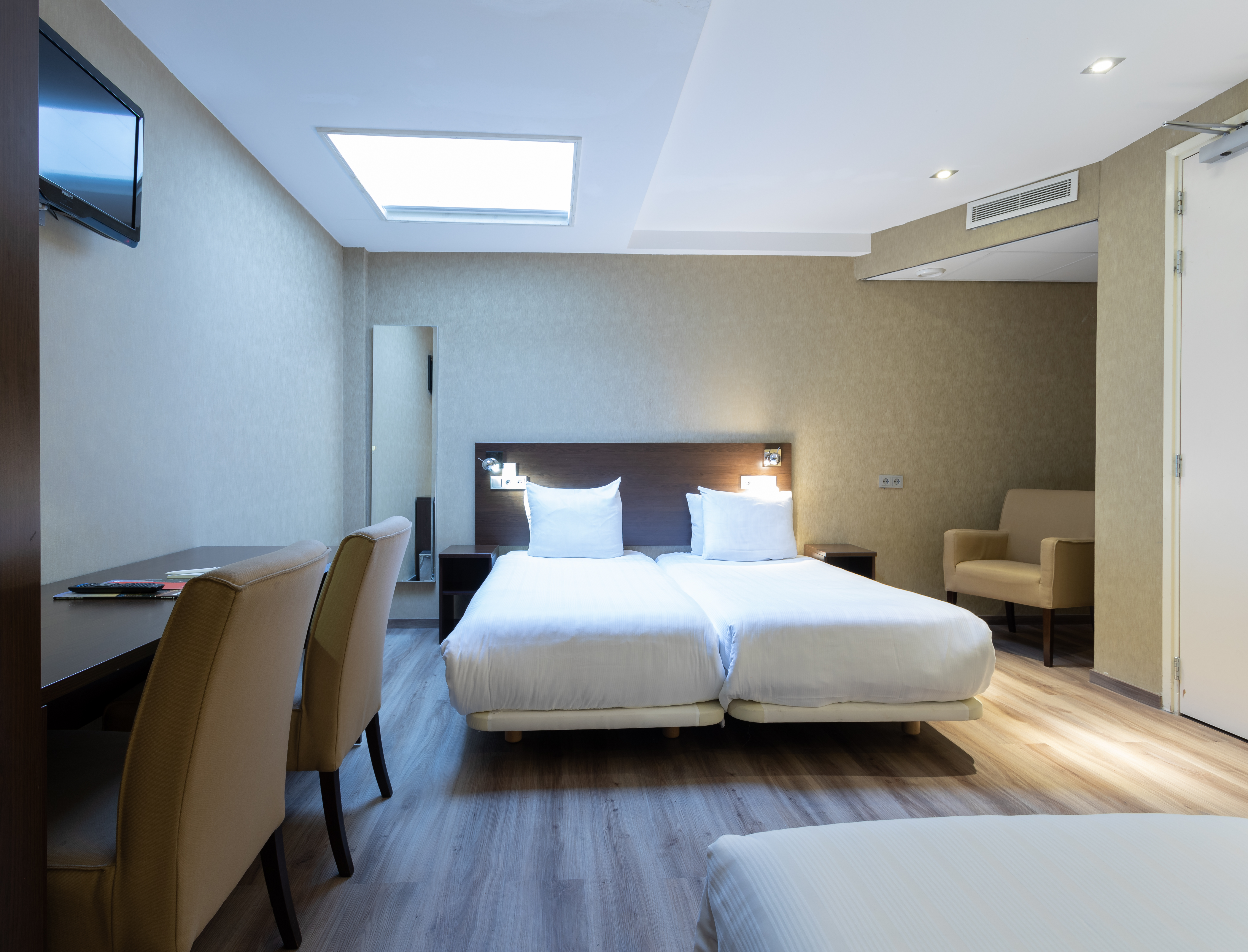 ROOM, QUADRUPLE