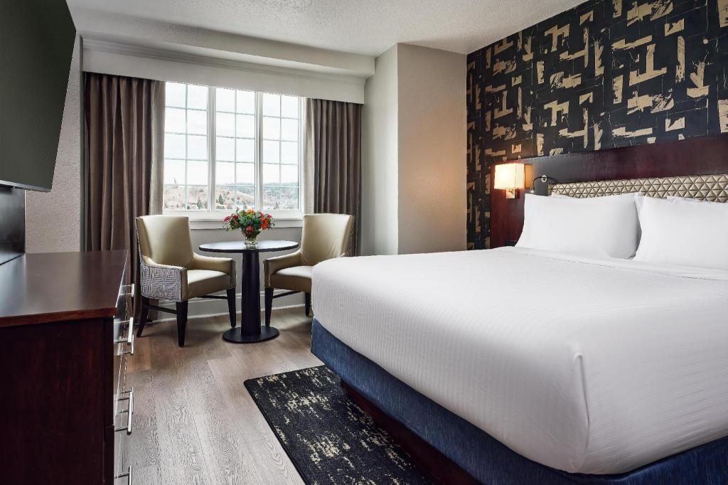 Room, Single, King Bed, Sofa, Jetted Tub
