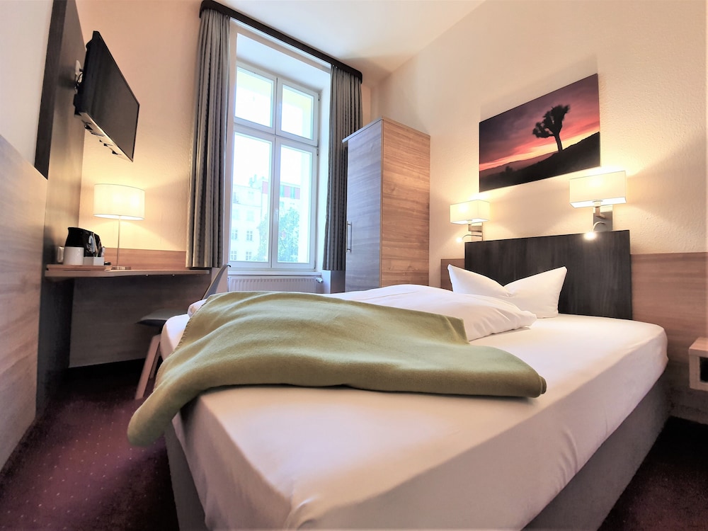 ROOM, SINGLE