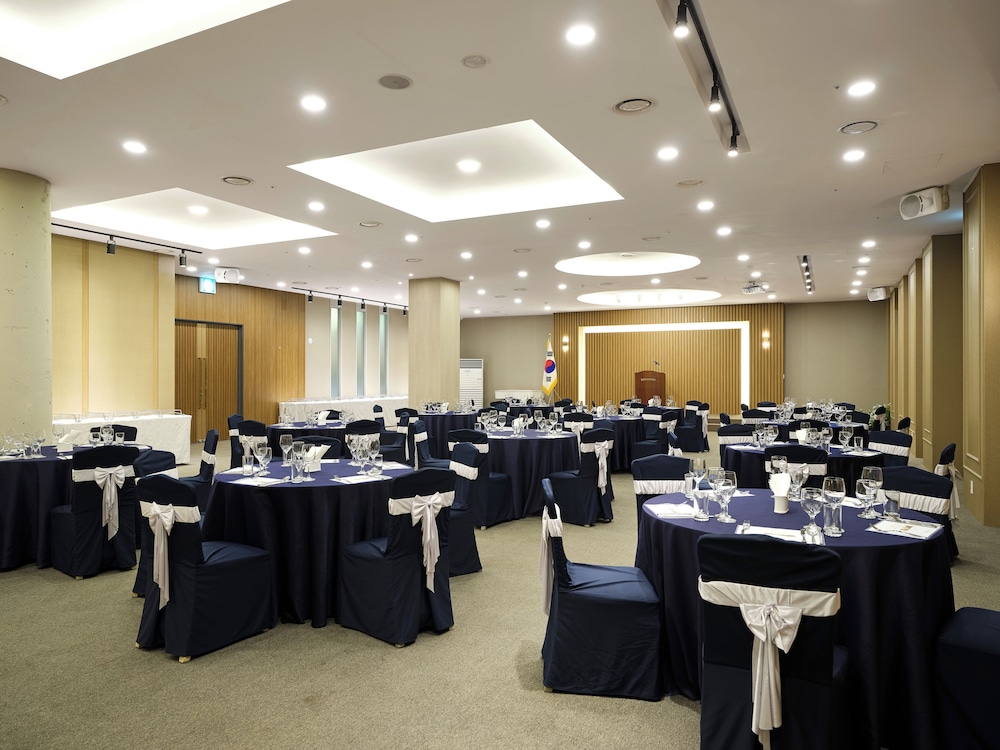 Queen Vell Hotel Wedding 57/63