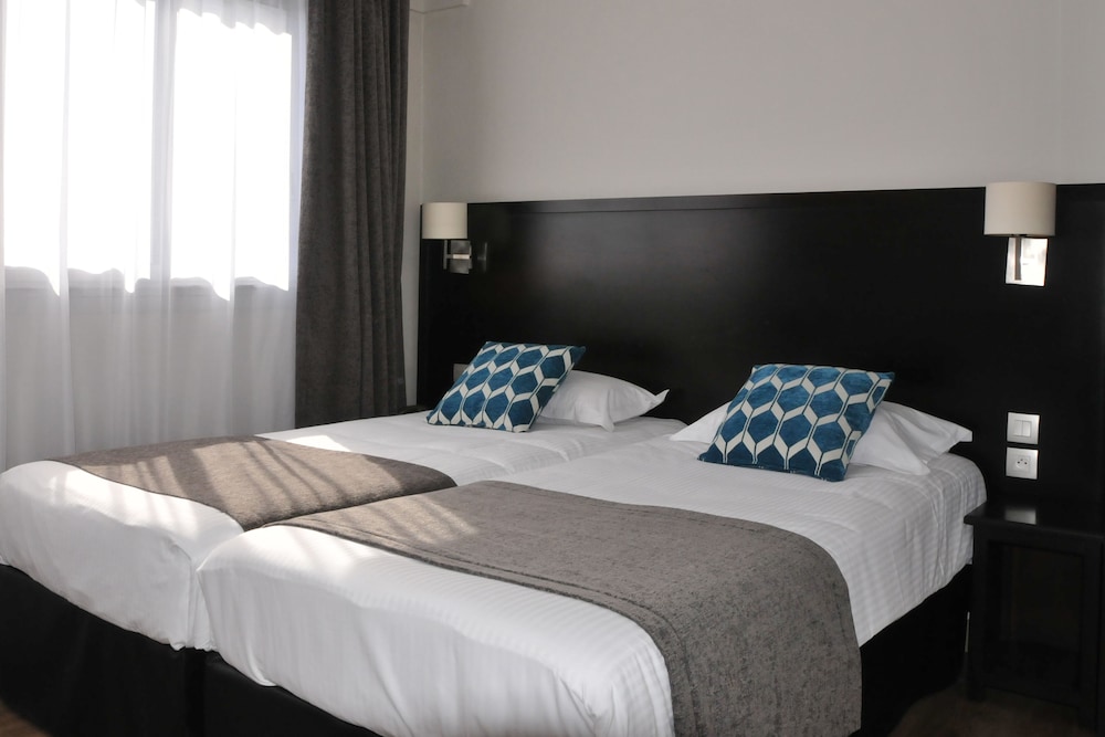 Quatrans Hotel 12/63