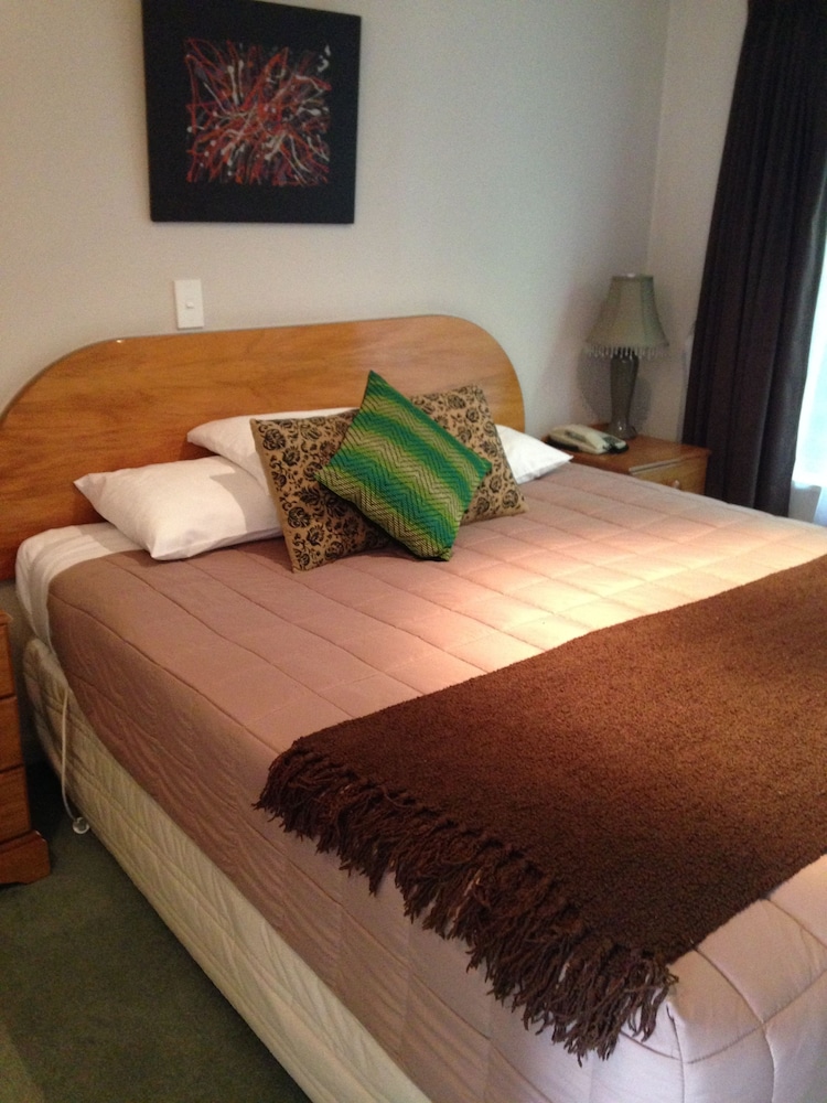 Bush Inn Court Motel 13/39