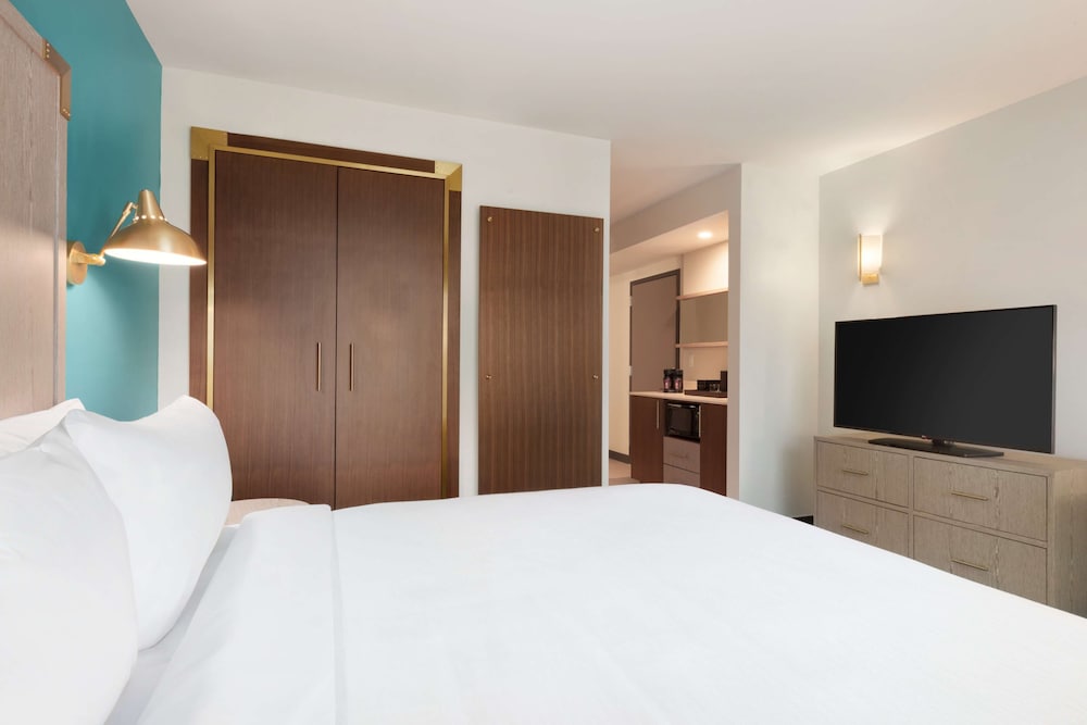 استوديو بسرير كينج مع أريكة لذوي الإعاقة، Embassy Suites By Hilton Boulder 2/3
