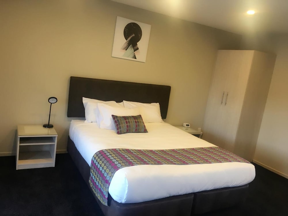Ellerslie Palms Motel 15/68