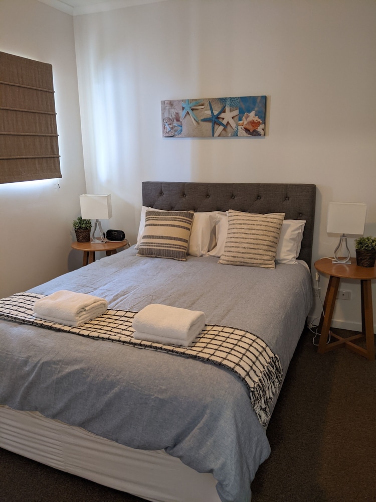 MOORINGS BEACH RESORT 16/77