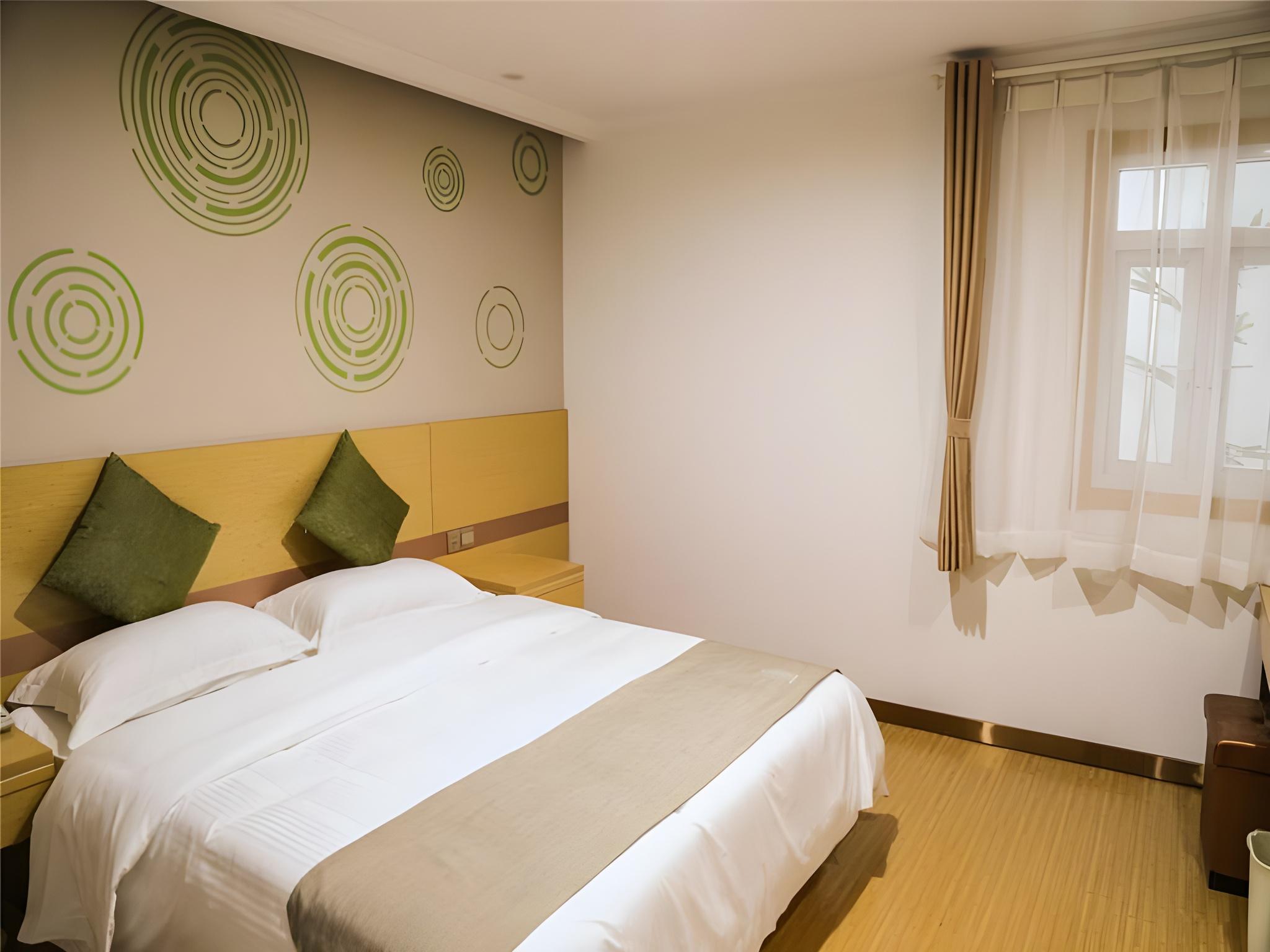 ROOM, QUEEN BED