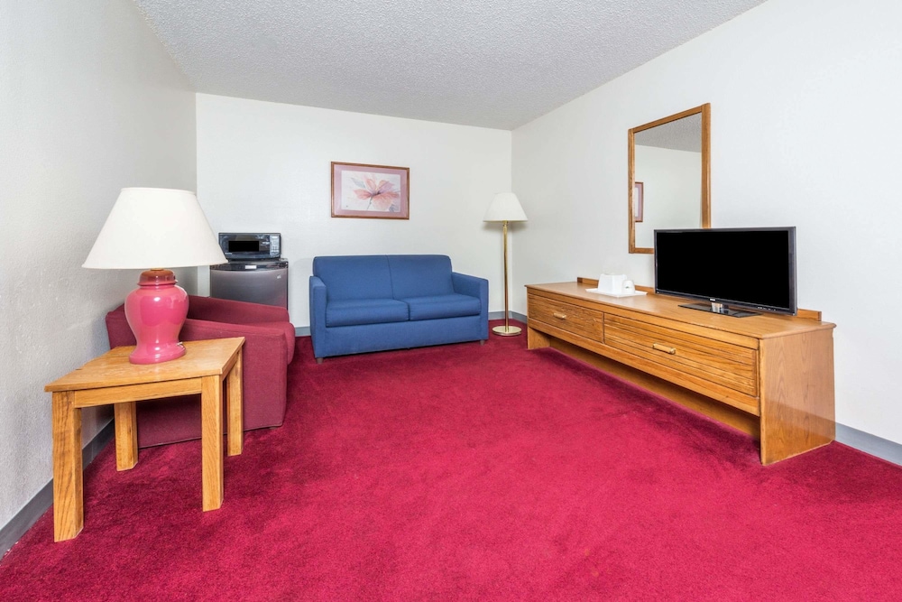 Super 8 by Wyndham Front Royal 12/24