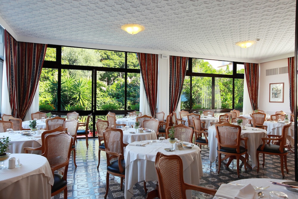 Caravel Hotel 52/62