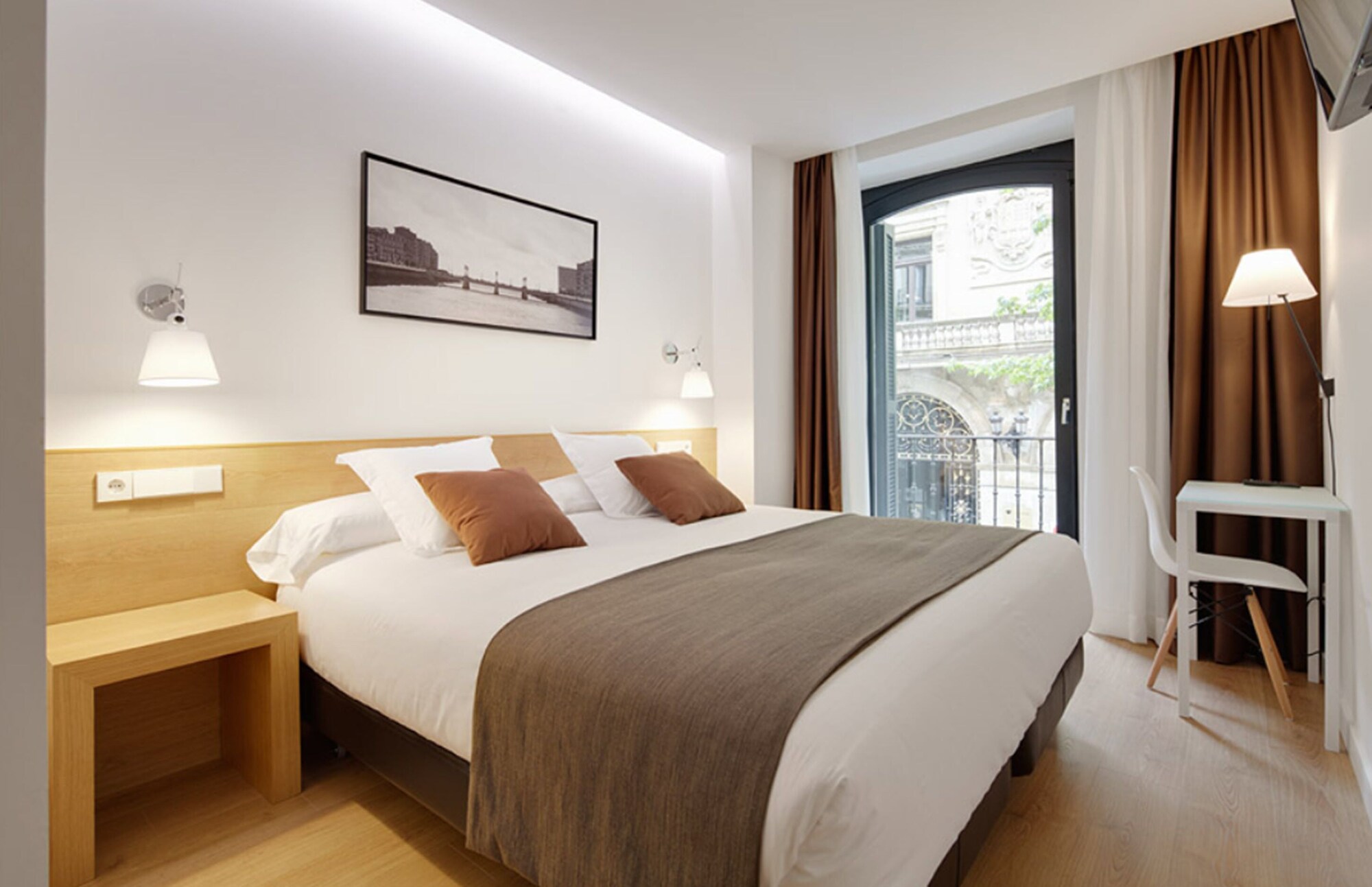 ROOM, DOUBLE OR TWIN BED, CITY VIEW