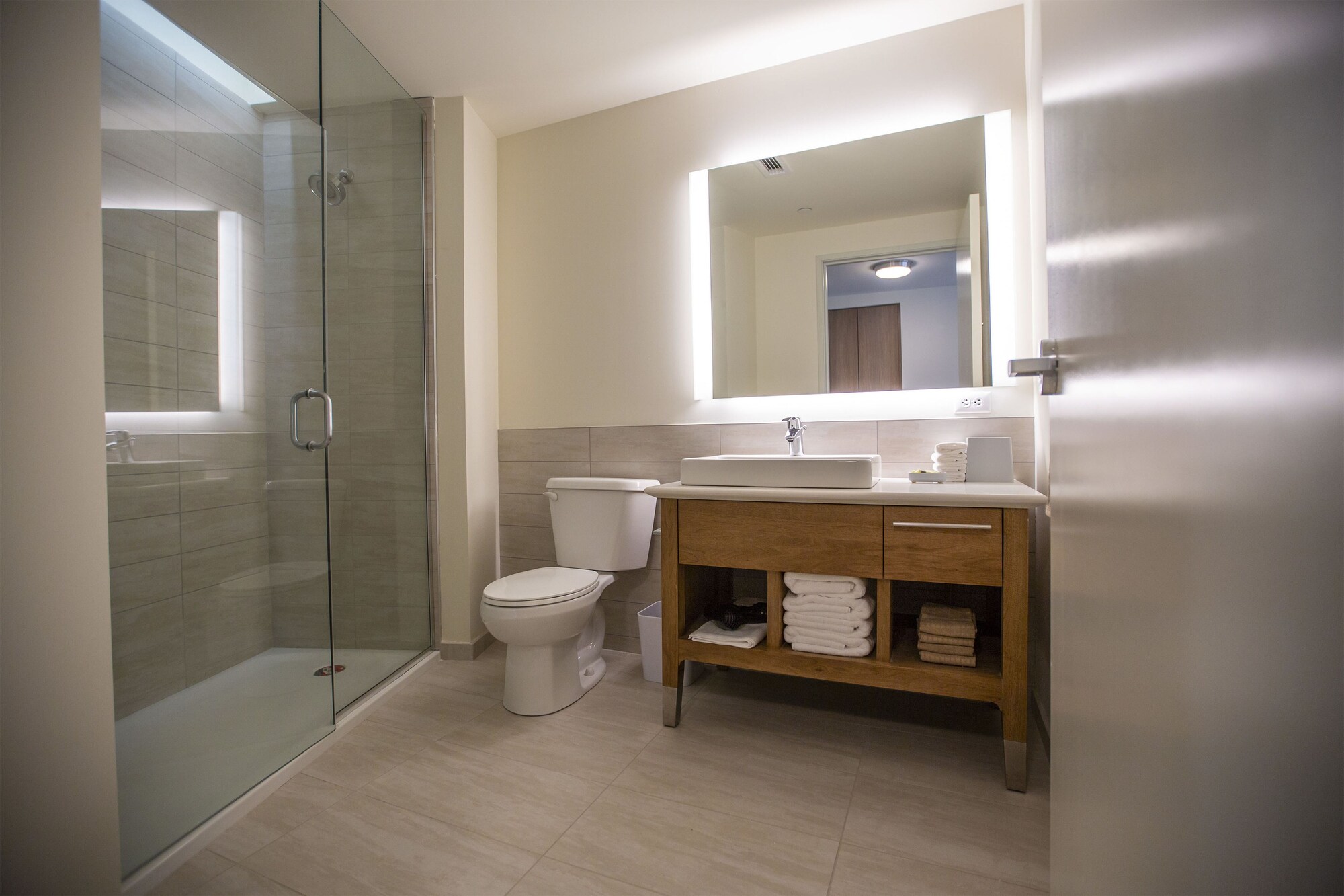 1 Bedroom, Suite, King Bed, City View, Sofa, Element Detroit at the Metropolitan 3/4