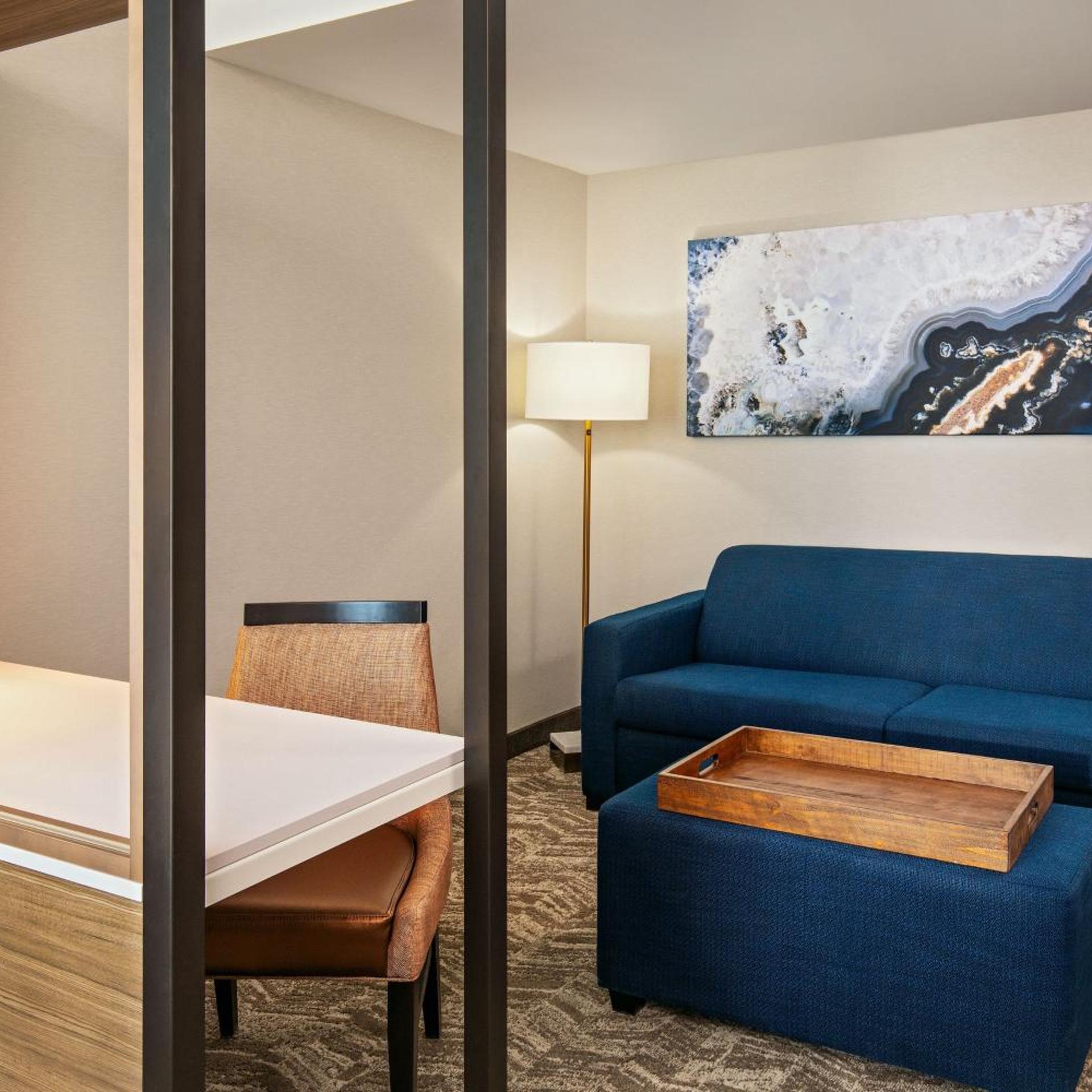جناح بسرير كوين بإطلالة جزئية على البحر، SpringHill Suites by Marriott Boston Logan Airport Revere Beach 3/6