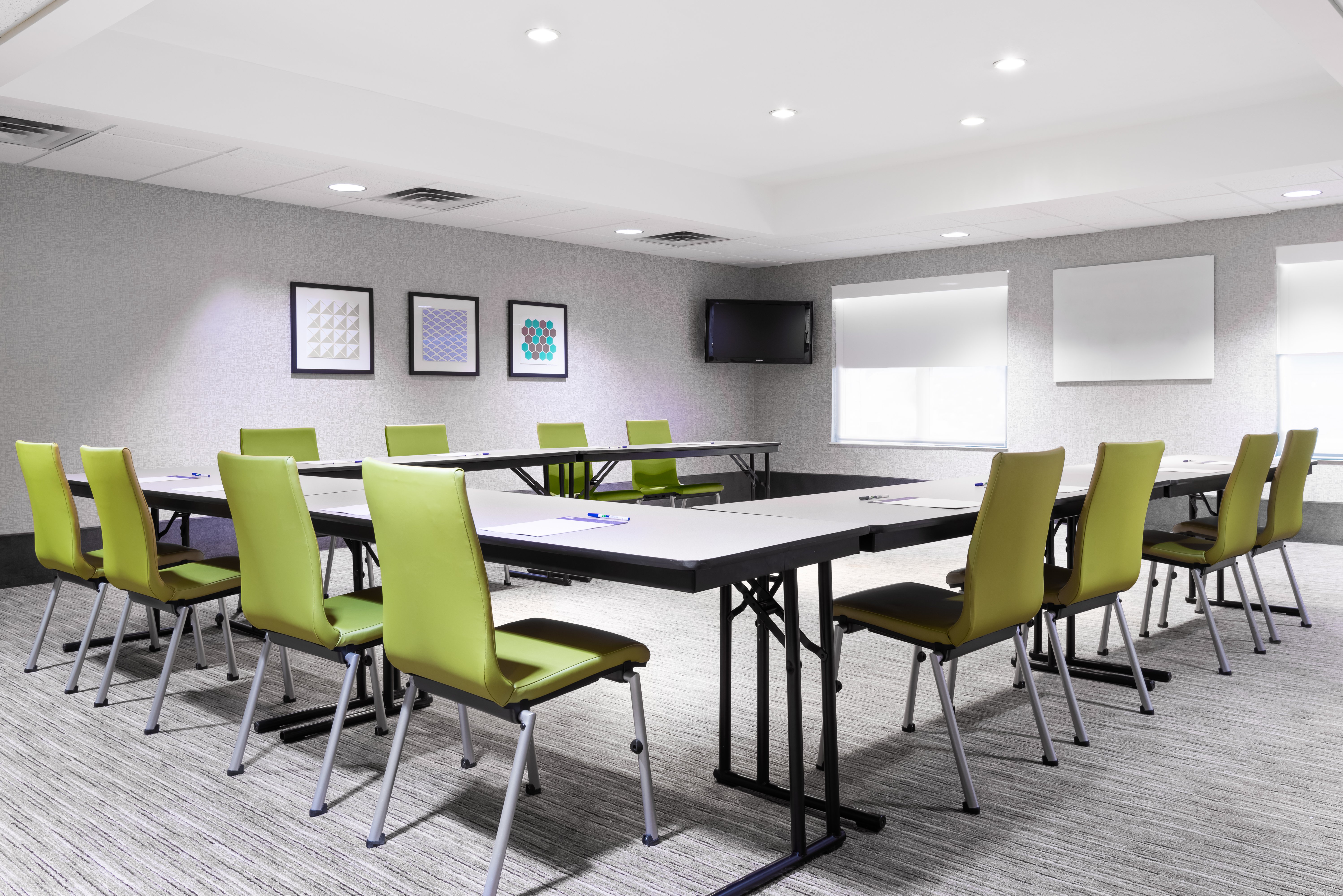 Holiday Inn Express And Suites Columbus Airport East 42/46