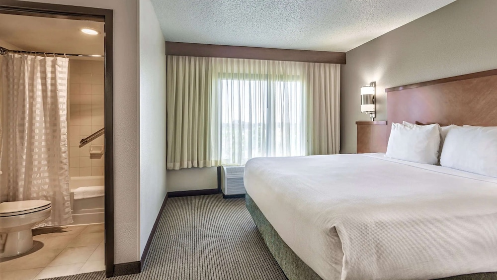 Wyndham Garden Kansas City Airport 14/62