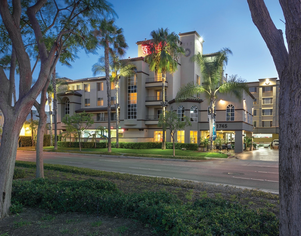 Peacock Suites photo3