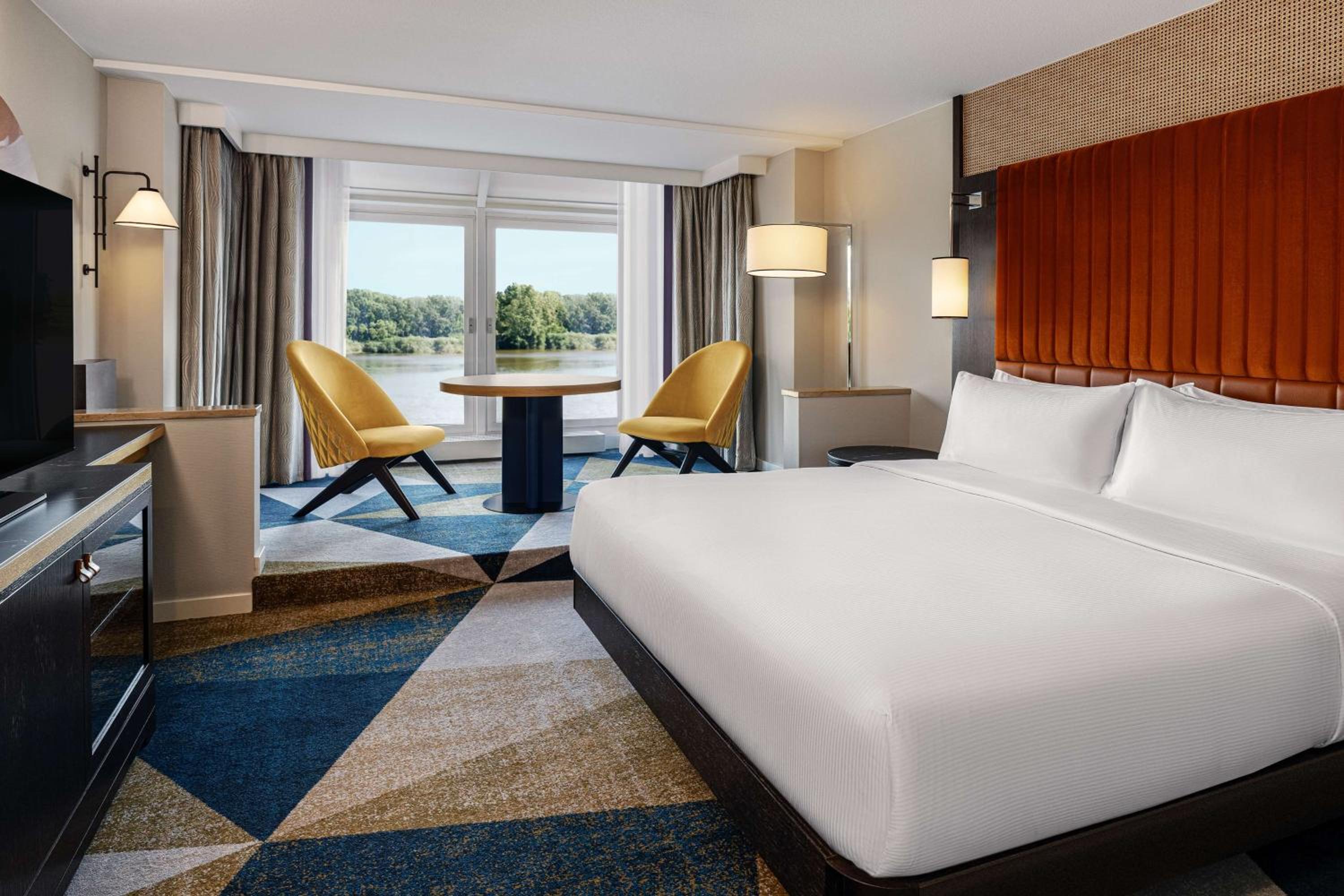 JUNIOR SUITE, KING BED, WATER FRONT