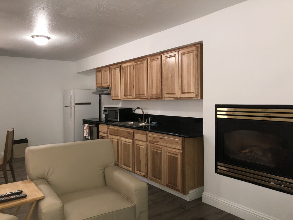 Cedar Inn & Suites 46/64