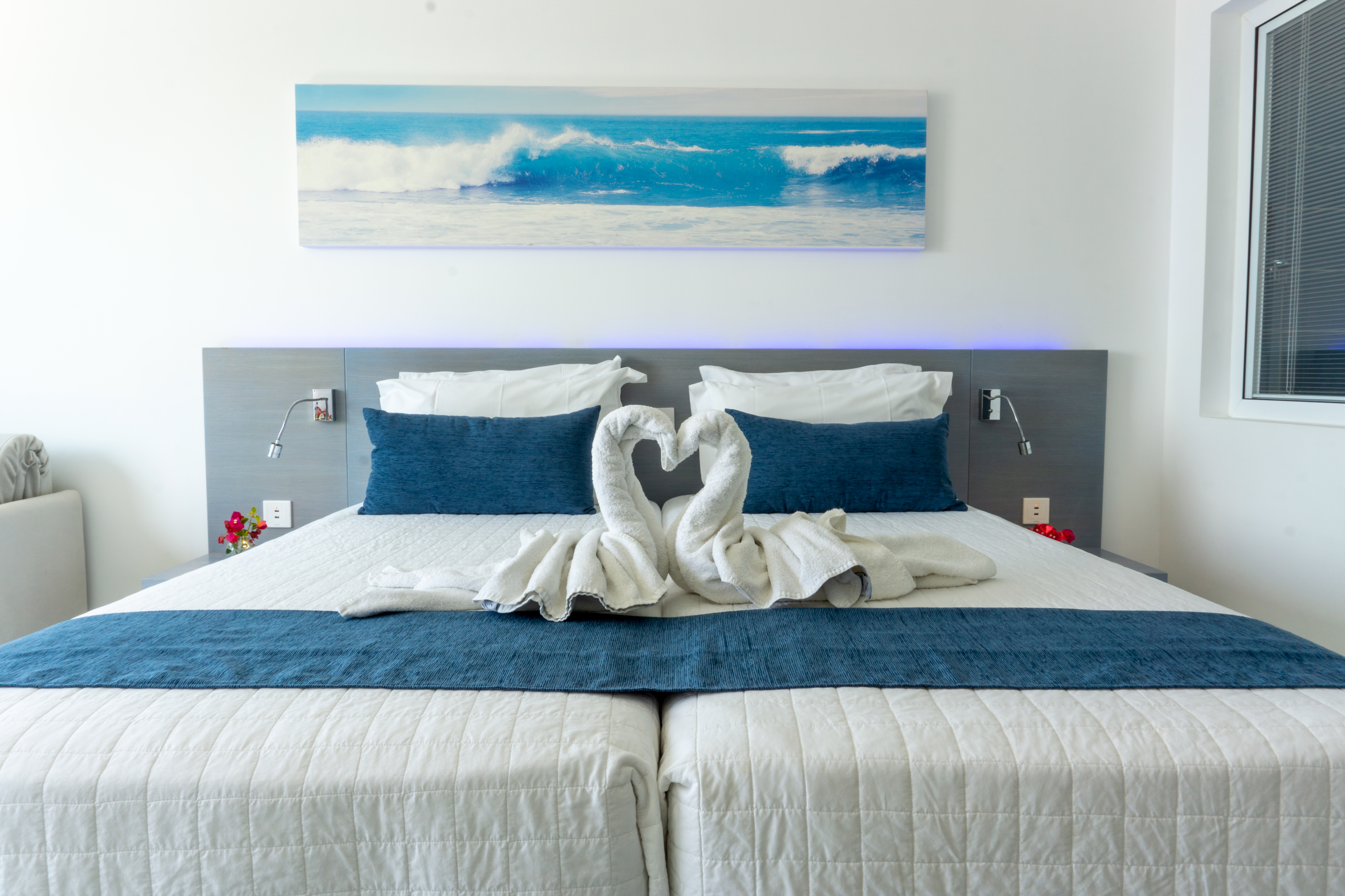 DELUXE, DOUBLE OR TWIN BED, SEA VIEW