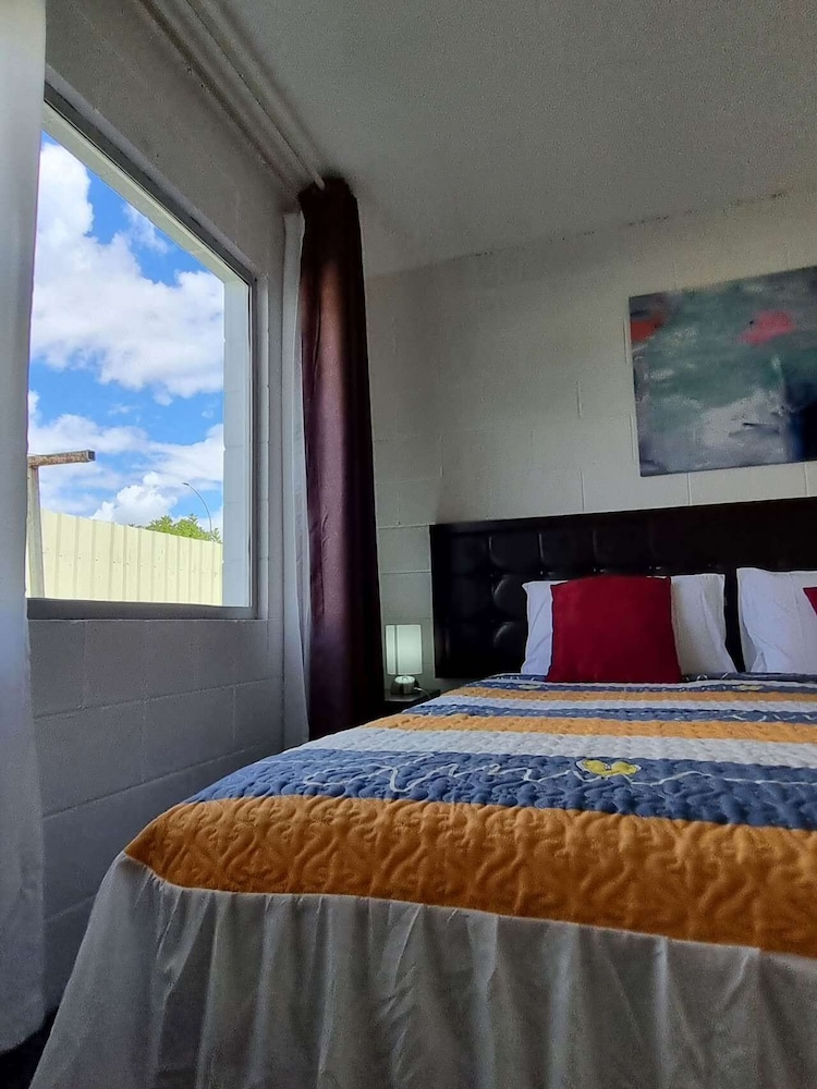 1 BEDROOM, SUITE, KITCHEN