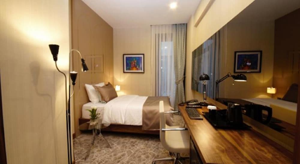 ROOM, SINGLE