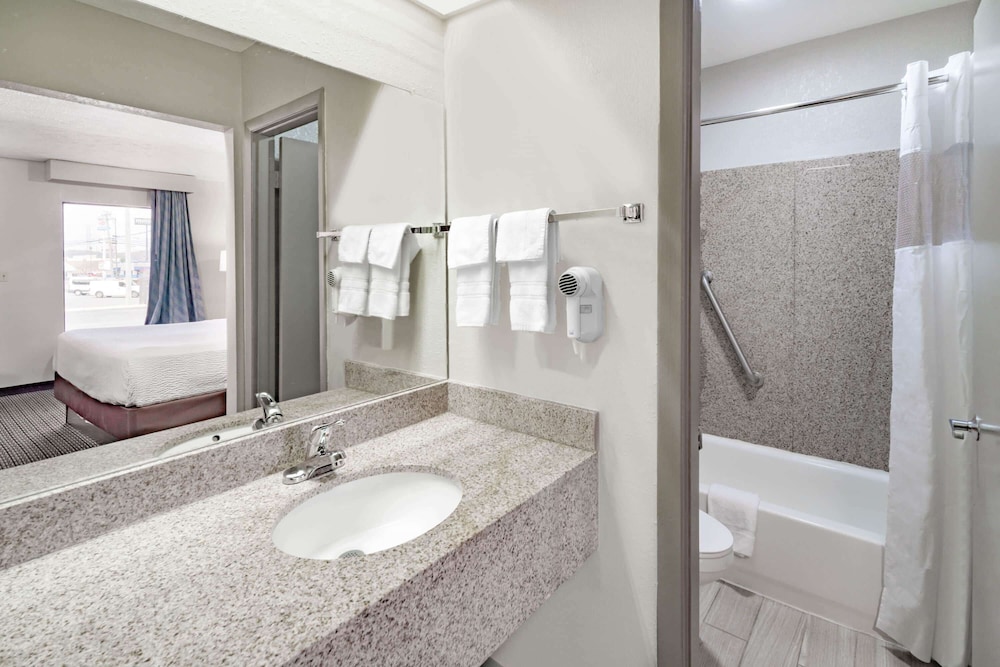 Days Inn by Wyndham Cookeville 14/24