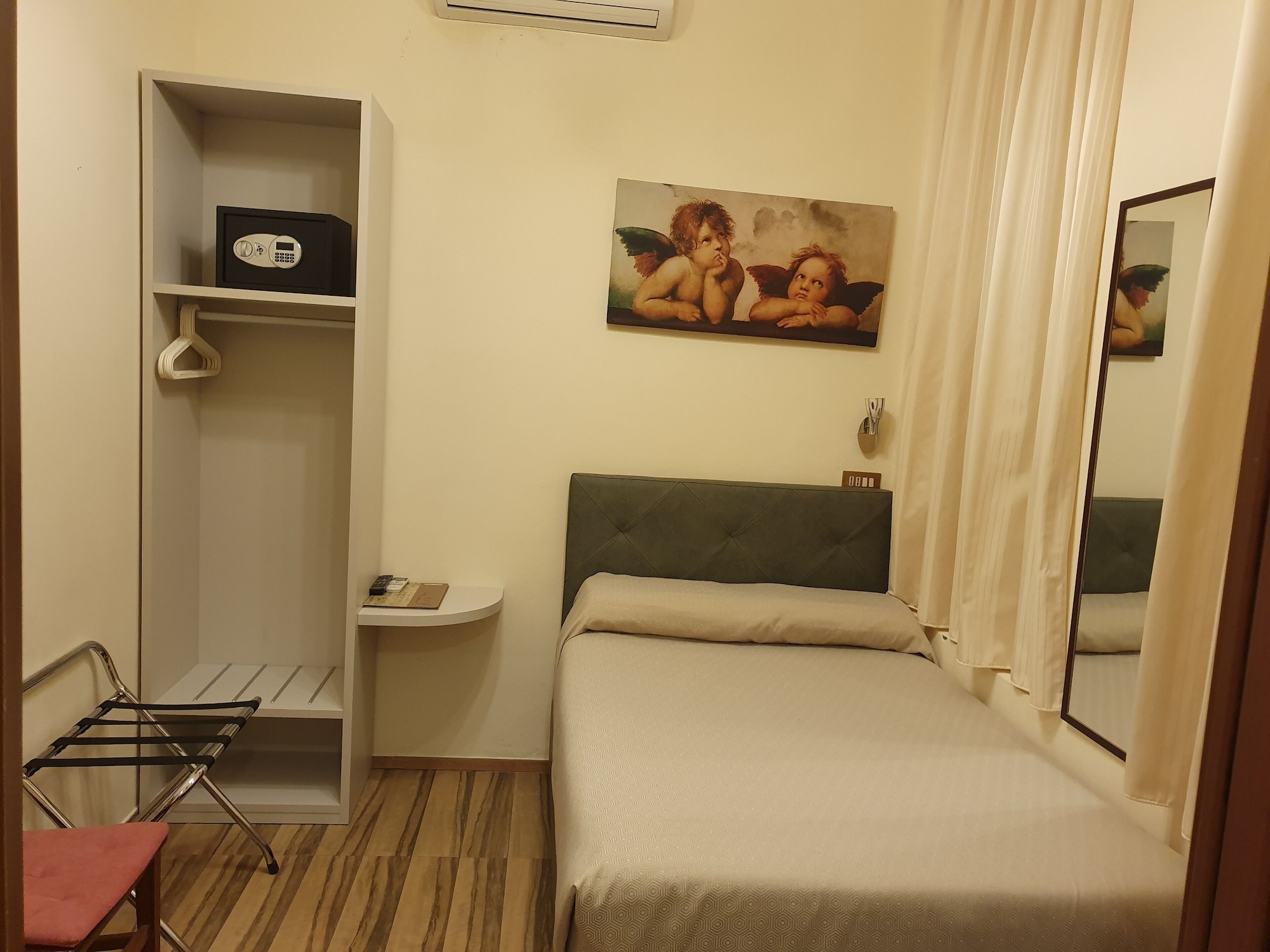 ROOM, SINGLE
