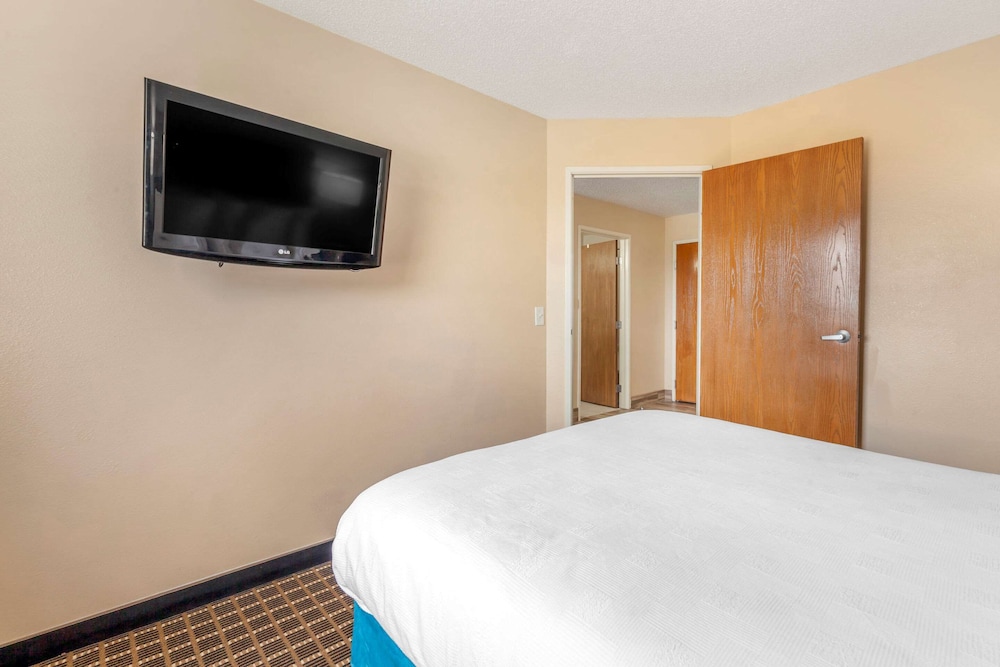 MainStay Suites Dubuque at Hwy 20 9/36