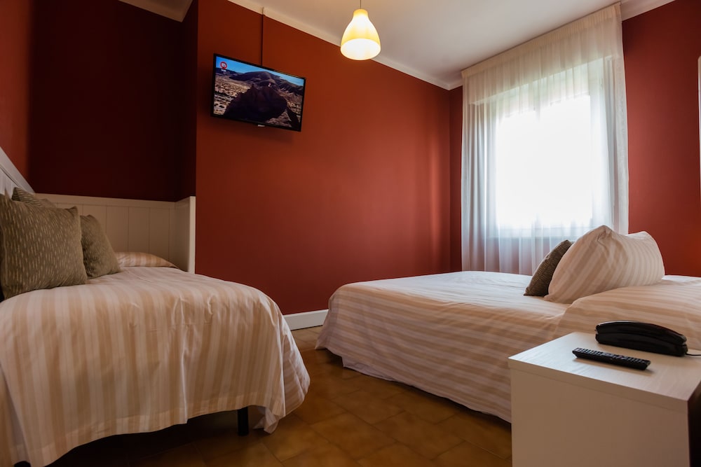Family, 1 Queen and 1 Single Bed, Bardolino Hotel 2/4