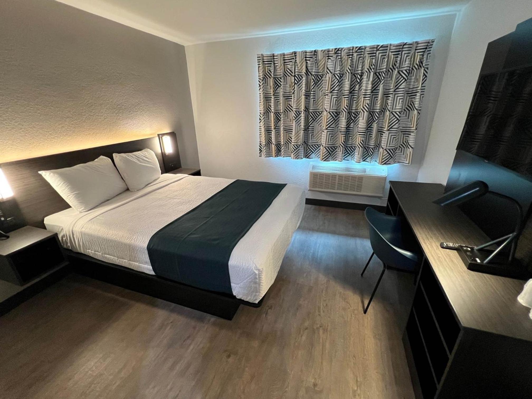 DELUXE, QUEEN BED