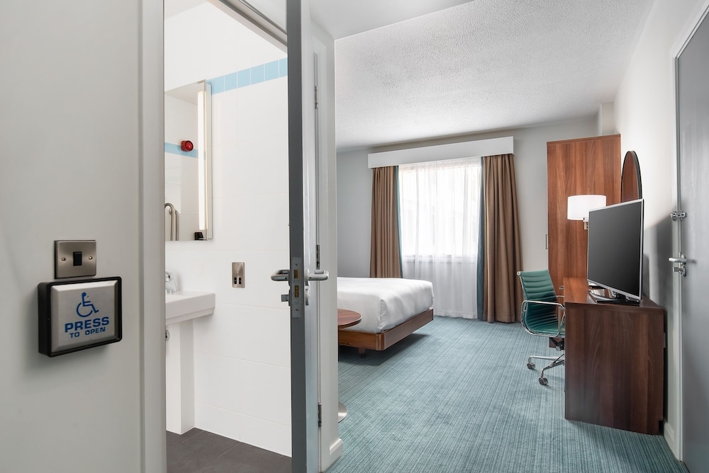 ROOM, QUEEN BED, ACCESSIBLE