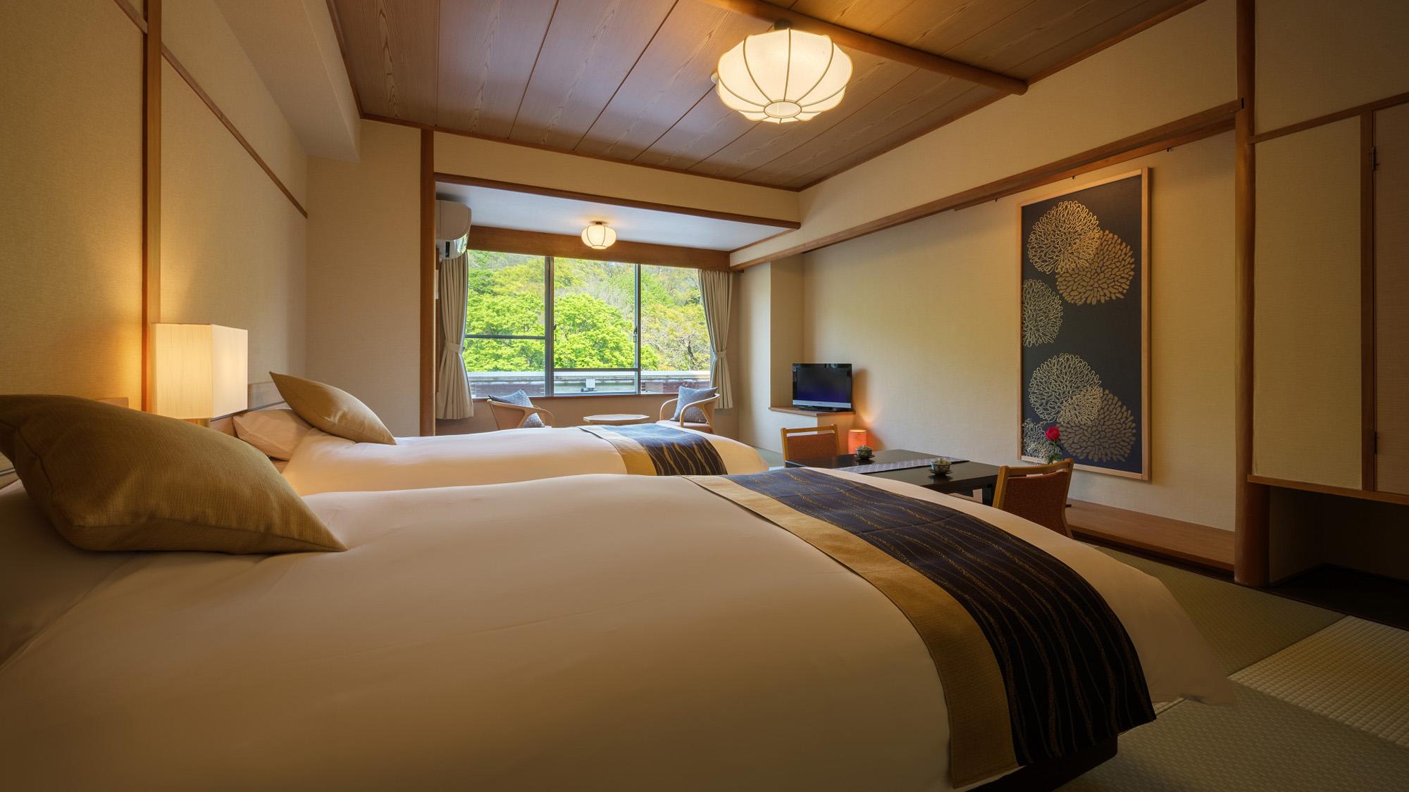 Crown, Modern, Twin Beds, Mountain View