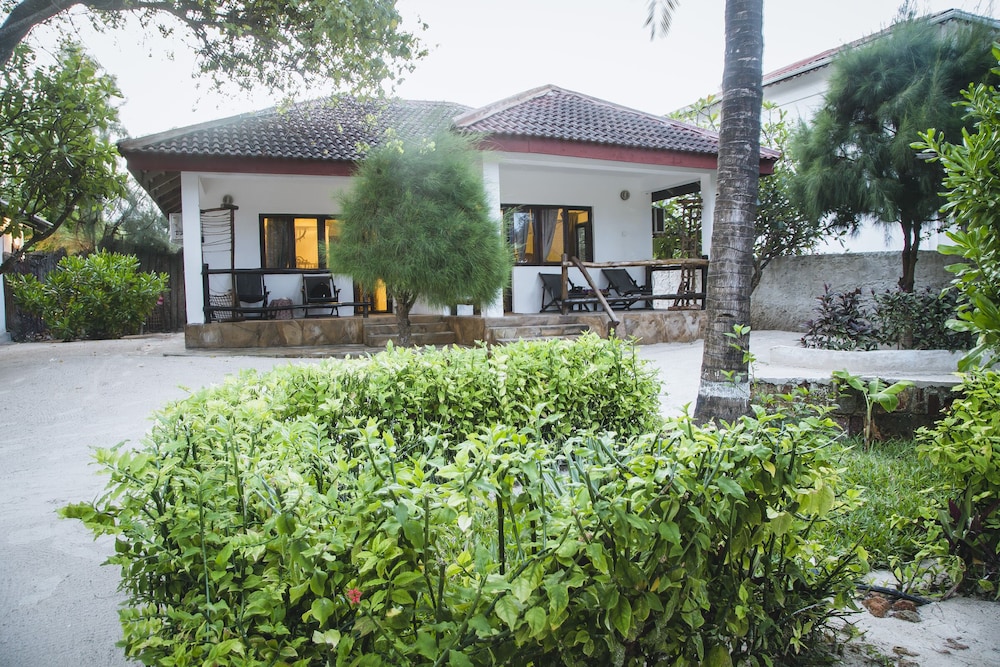 Moonshine Uroa Boutique Hotel 45/50