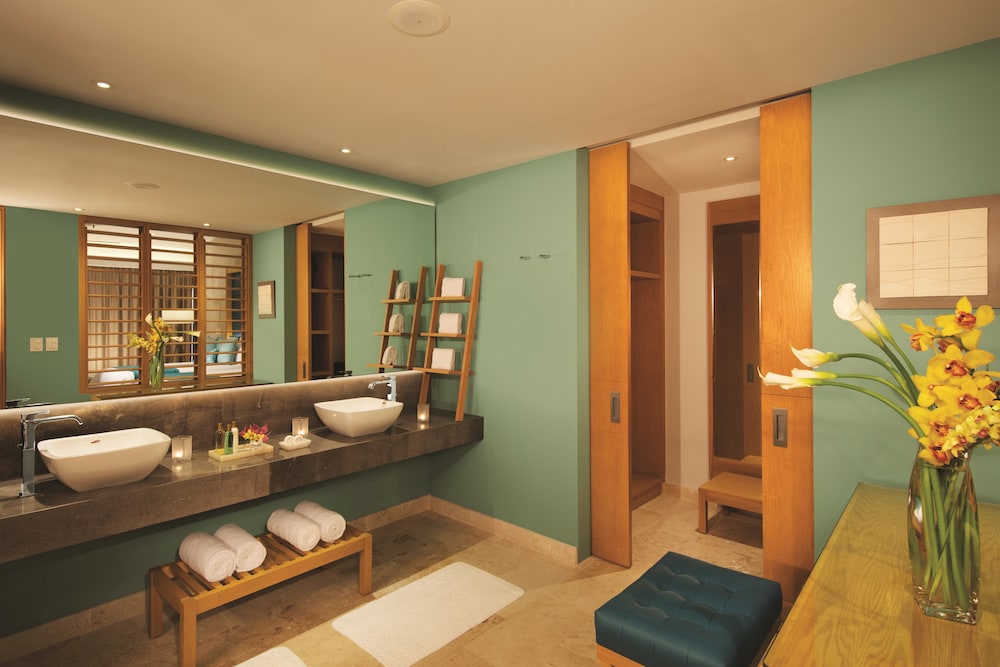 Preferred Club, Governor, Family, Suite, 1 King and 2 Queen Beds, Ocean View